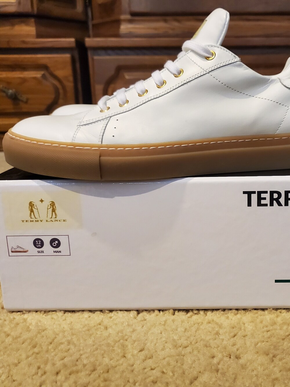 ホワイト系のスニーカーを着用したメンズの秋コーディネートの2枚目の写真