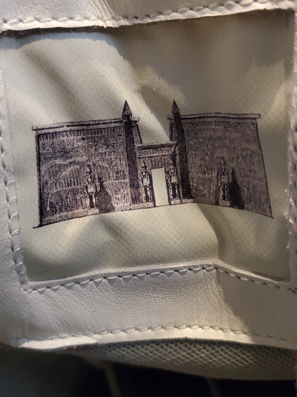 ホワイト系のスニーカーを着用したメンズの秋コーディネートの5枚目の写真