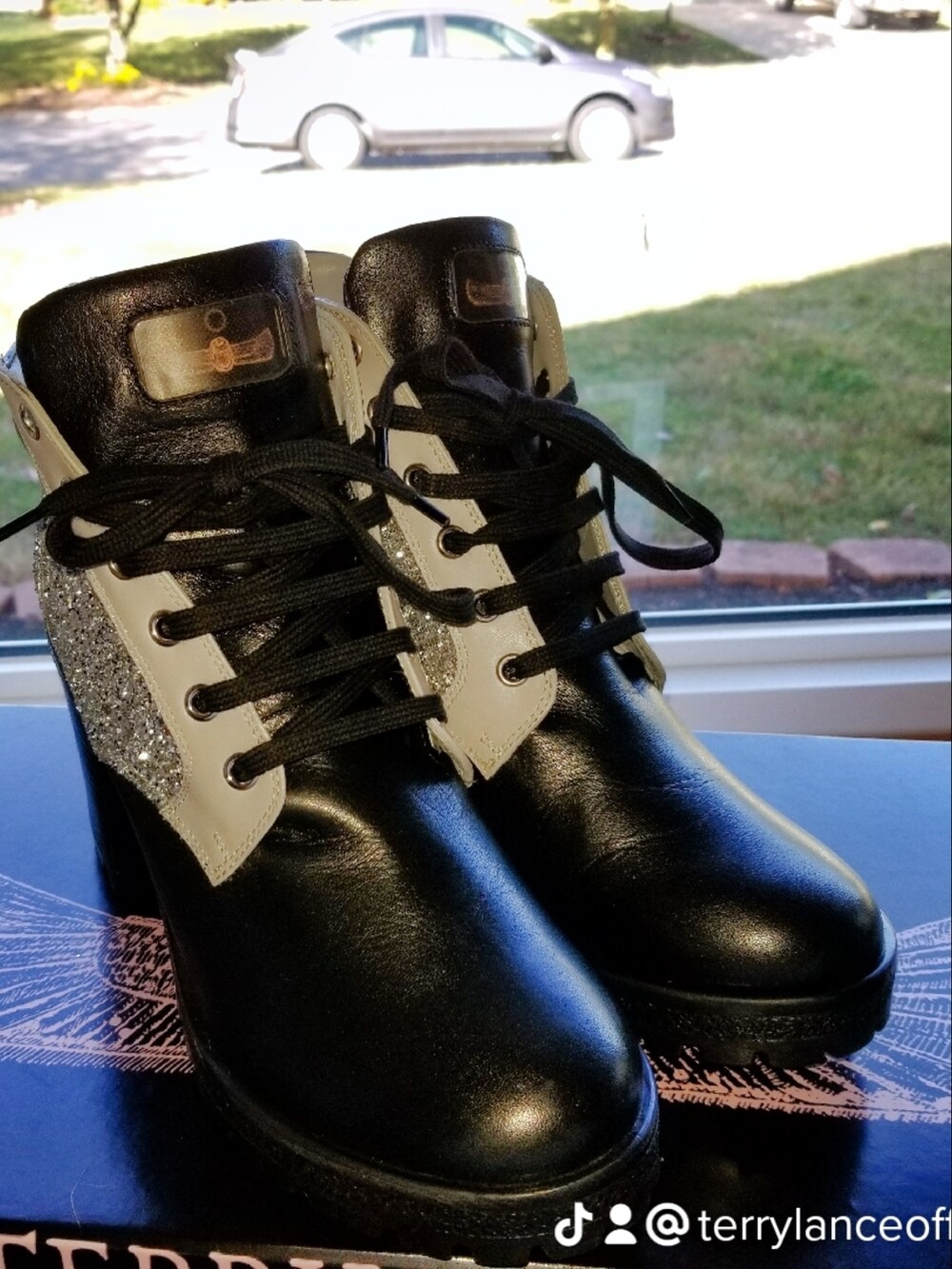 シルバー系のブーツを着用したレディースの秋コーディネートの4枚目の写真