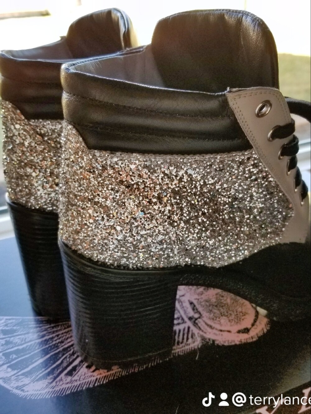 シルバー系のブーツを着用したレディースの秋コーディネートの5枚目の写真