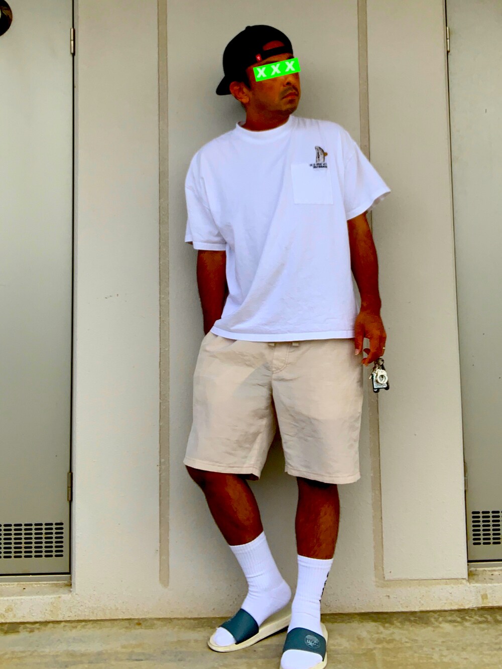 ホワイト系のTシャツ/カットソー、ベージュ系のその他パンツ、グレー系のサンダルを着用したメンズの夏コーディネートの3枚目の写真