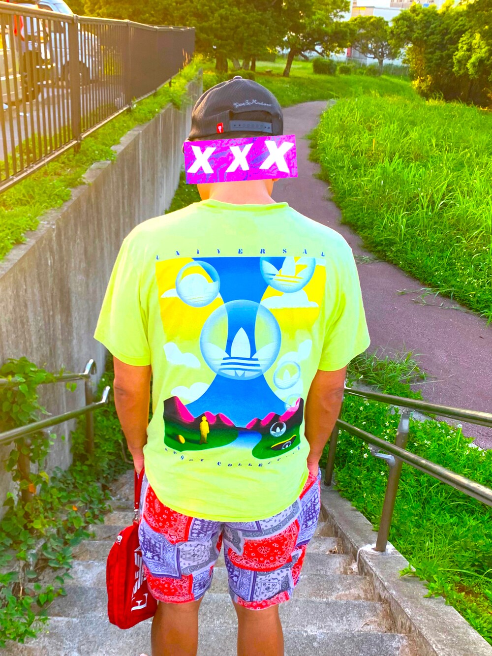 イエロー系のTシャツ/カットソー、その他のパンツ、レッド系のバッグを着用したメンズの秋コーディネートの2枚目の写真