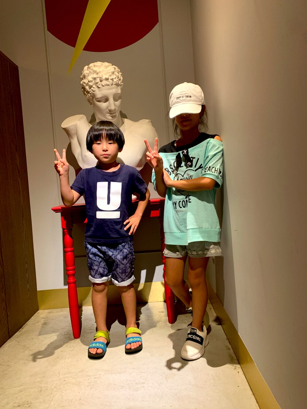 ブルー系のパンツ、ブルー系のTシャツ/カットソー、ホワイト系のスニーカーを着用したキッズの秋コーディネートの2枚目の写真