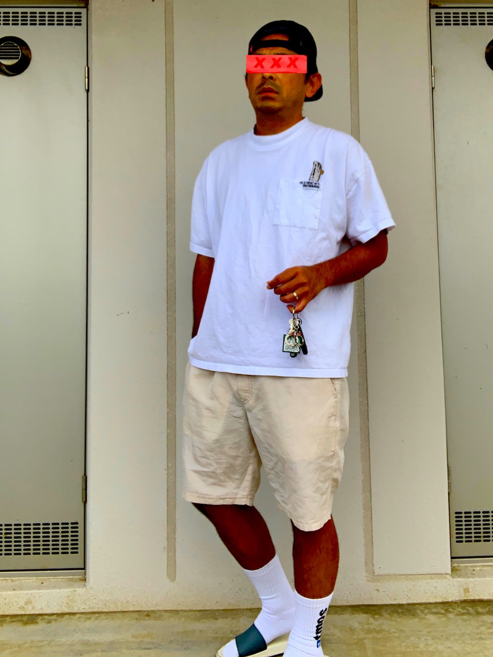 ホワイト系のTシャツ/カットソー、ベージュ系のその他パンツ、グレー系のサンダルを着用したメンズの夏コーディネートの2枚目の写真