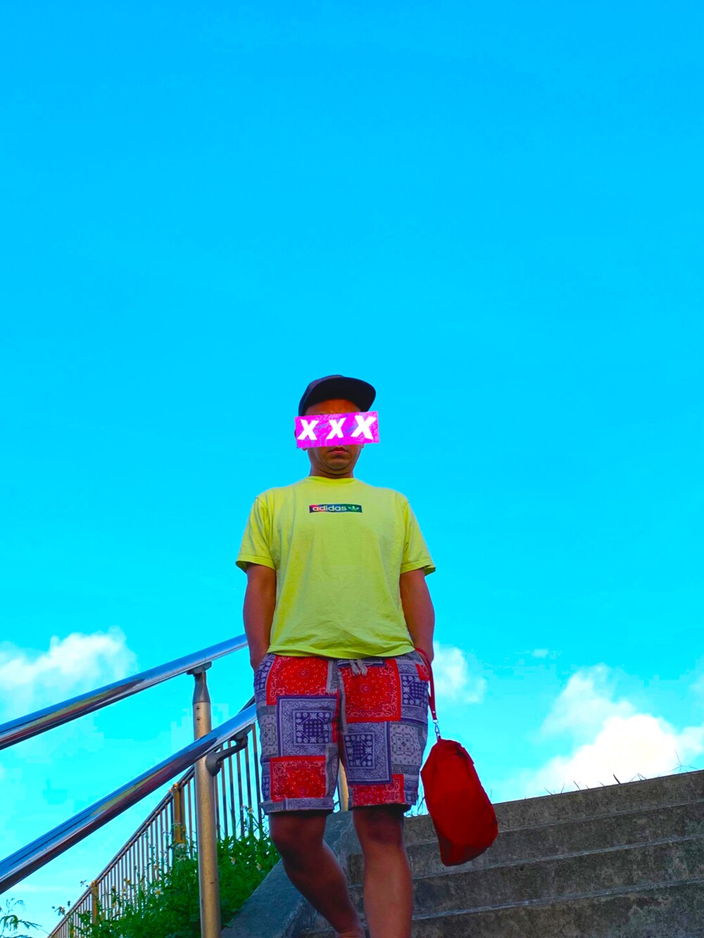 イエロー系のTシャツ/カットソー、その他のパンツ、レッド系のバッグを着用したメンズの秋コーディネートの3枚目の写真