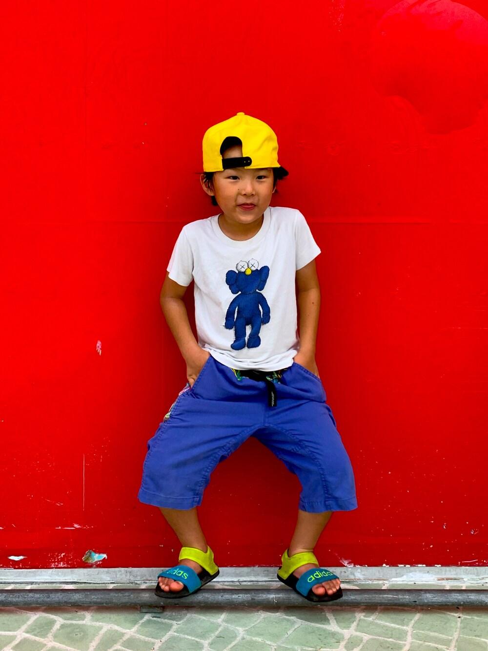 ホワイト系のTシャツ/カットソー、その他のサンダル、ブルー系のパンツを着用したキッズの秋コーディネートの2枚目の写真