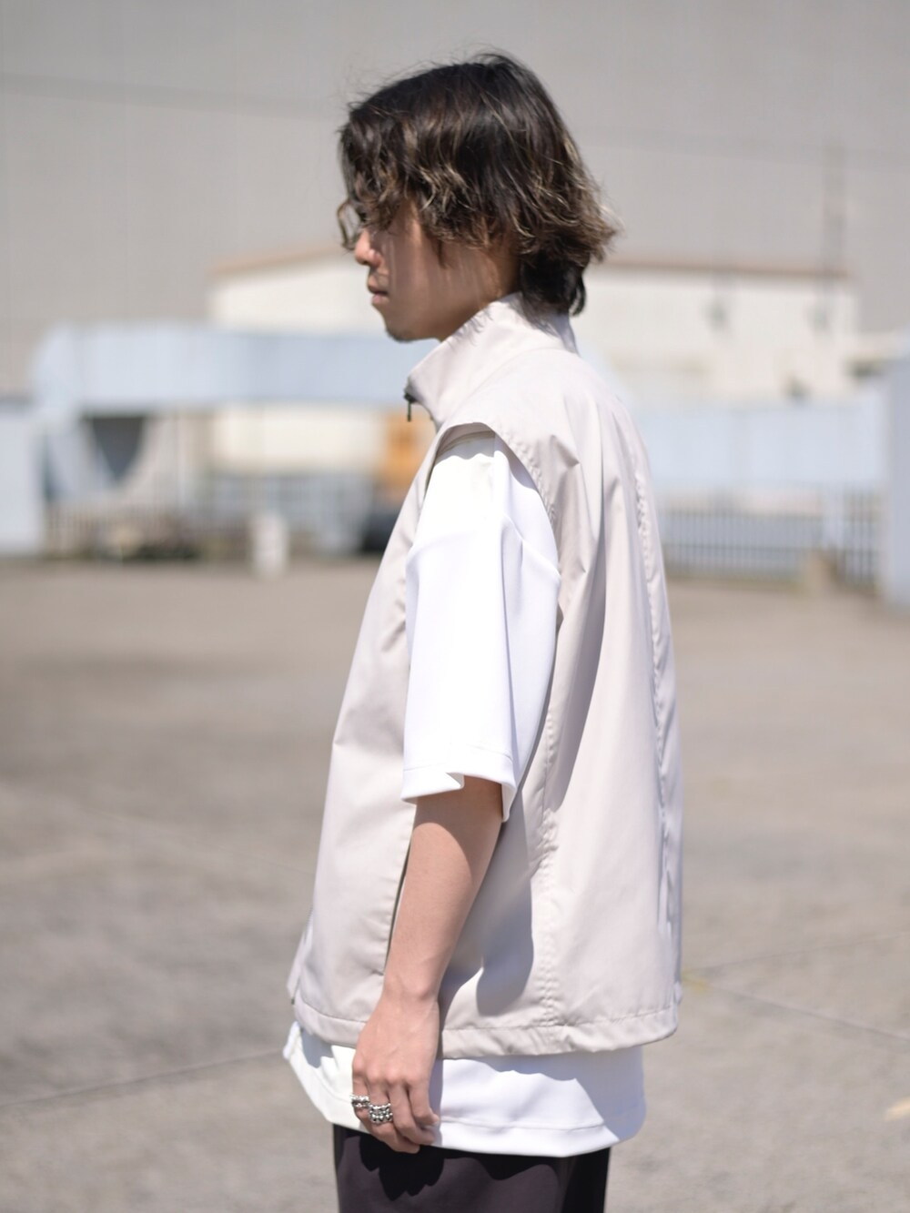 ベージュ系のベストを着用したメンズの春コーディネートの4枚目の写真