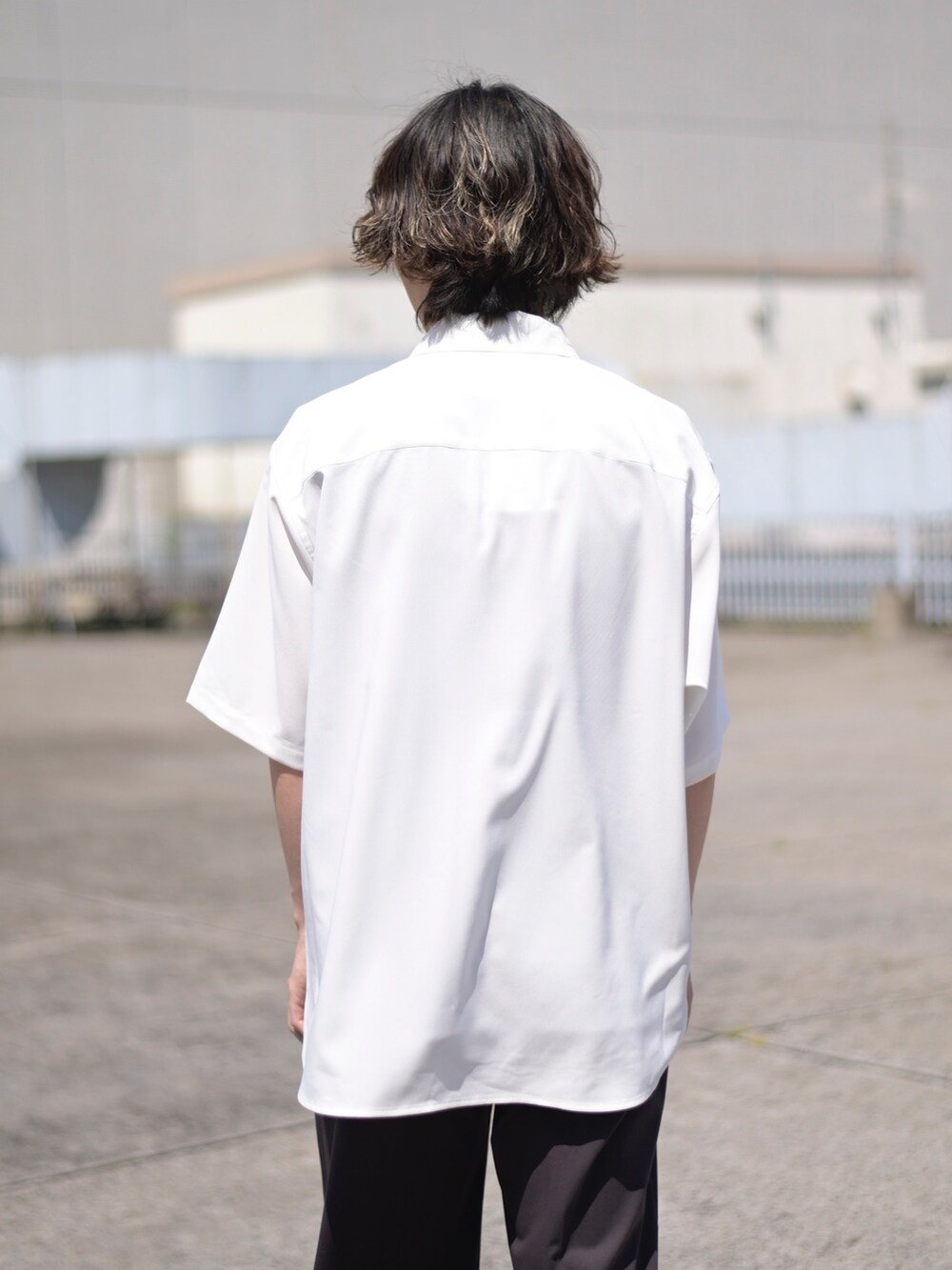 ホワイト系のシャツ/ブラウスを着用したメンズの春コーディネートの4枚目の写真