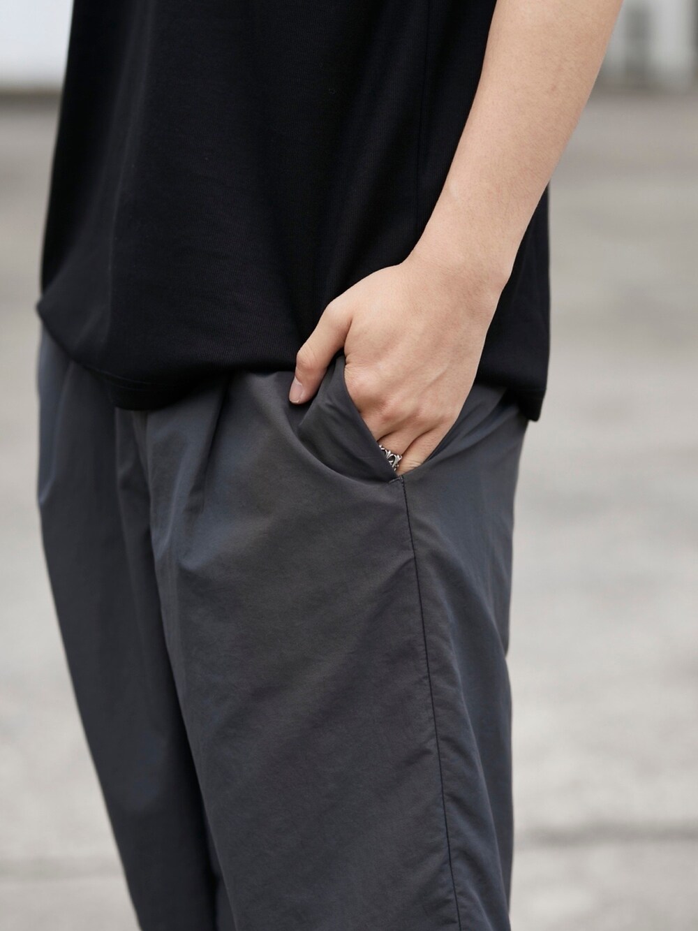 グレー系のその他パンツを着用したメンズの春コーディネートの5枚目の写真