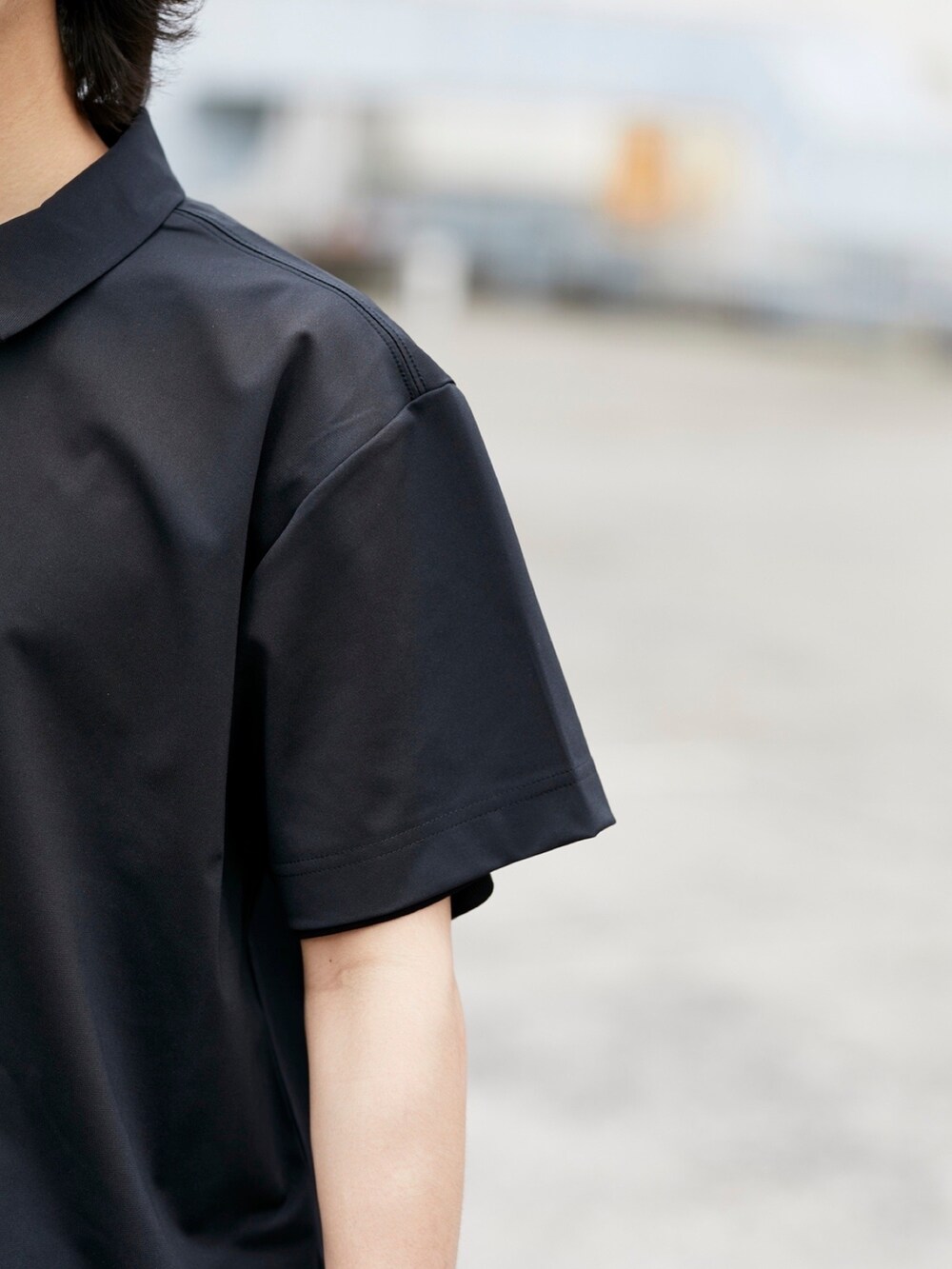 ブラック系のシャツ/ブラウスを着用したメンズの春コーディネートの4枚目の写真