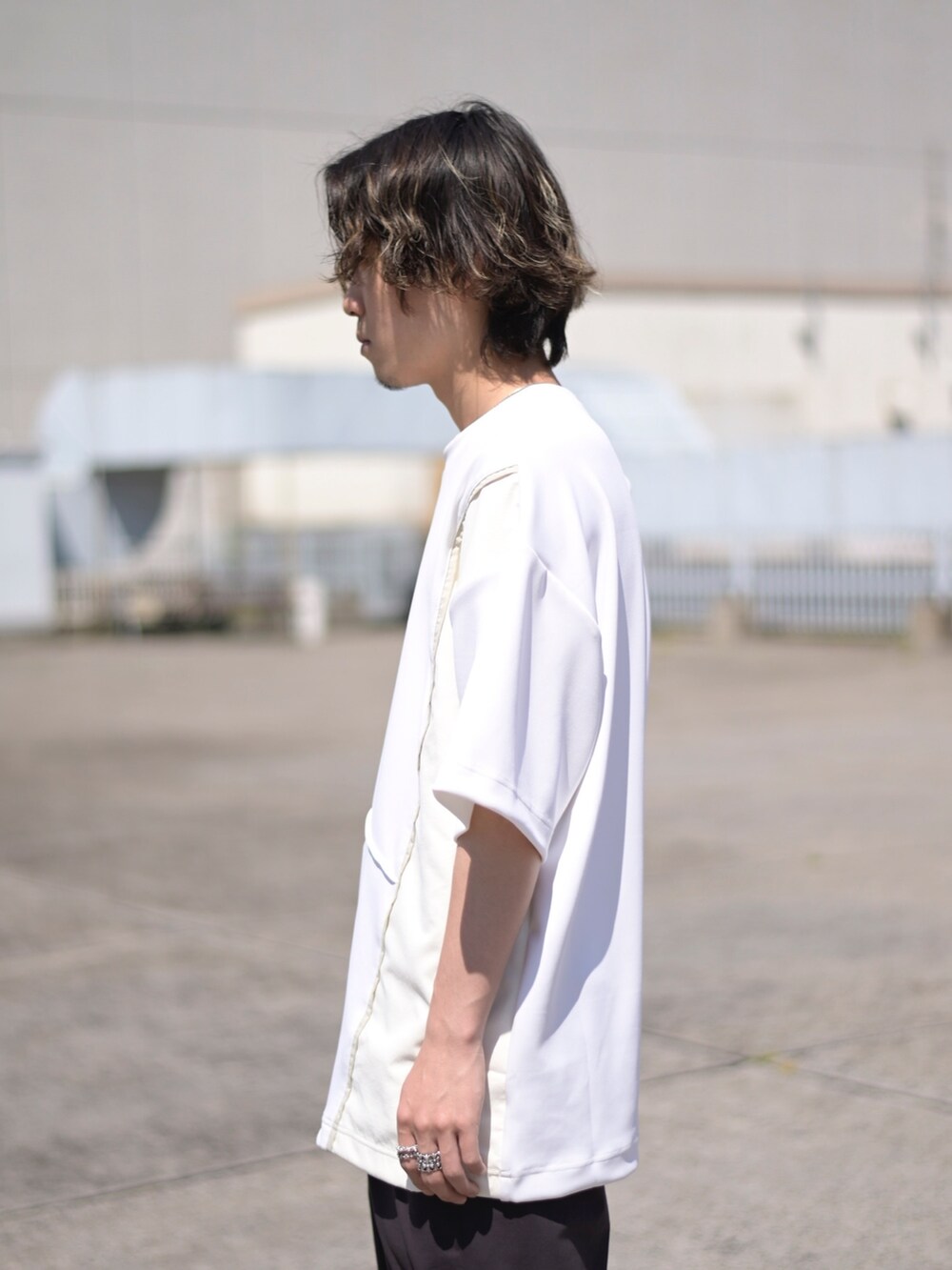 ホワイト系のTシャツ/カットソー、ブラウン系のスラックスを着用したメンズの春コーディネートの3枚目の写真