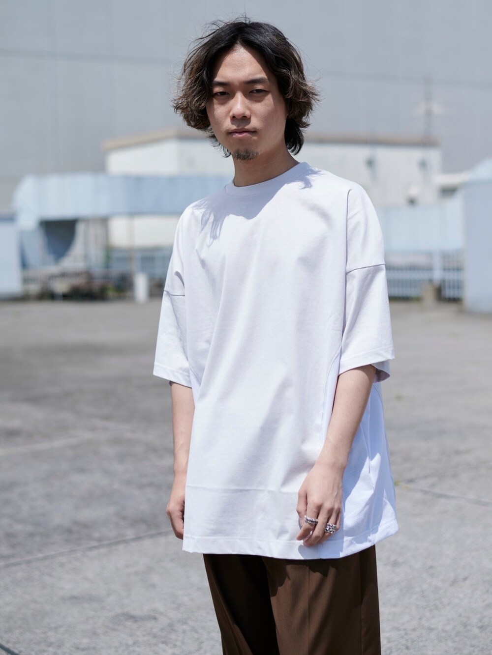 グレー系のTシャツ/カットソーを着用したメンズの春コーディネートの2枚目の写真