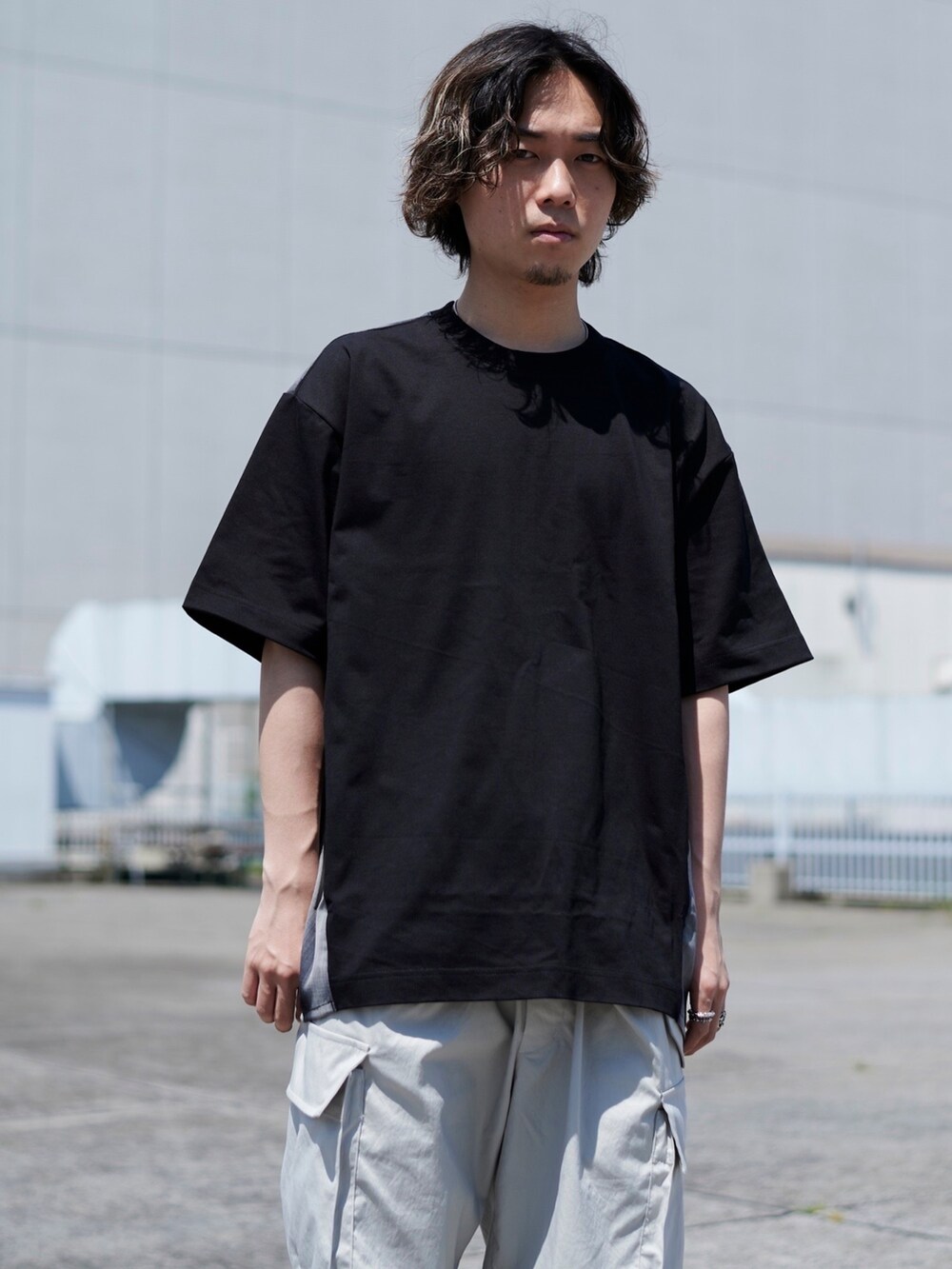 ブラック系のTシャツ/カットソーを着用したメンズの春コーディネートの2枚目の写真