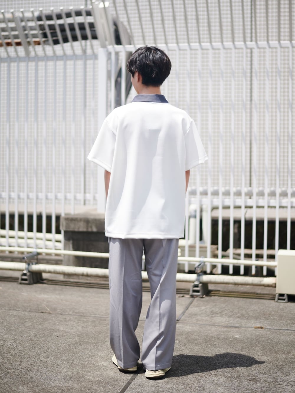 グレー系のスラックスを着用したメンズの夏コーディネートの3枚目の写真