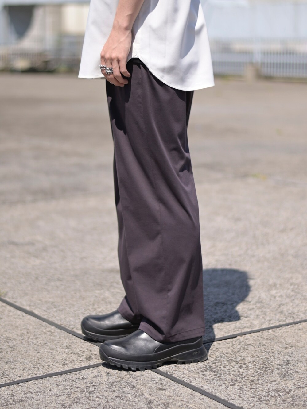 ホワイト系のシャツ/ブラウスを着用したメンズの春コーディネートの5枚目の写真