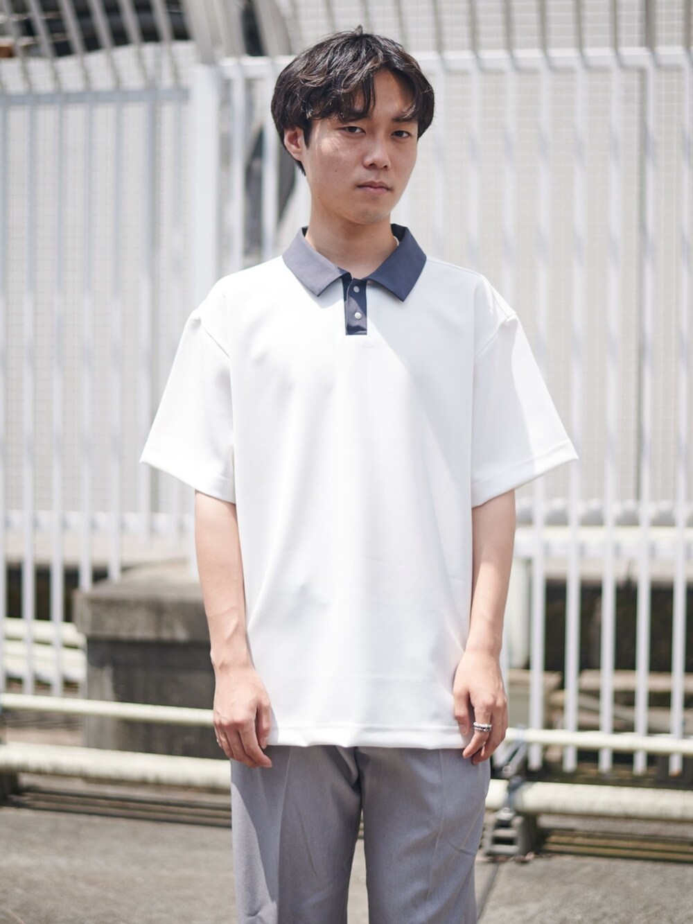 グレー系のスラックスを着用したメンズの夏コーディネートの4枚目の写真