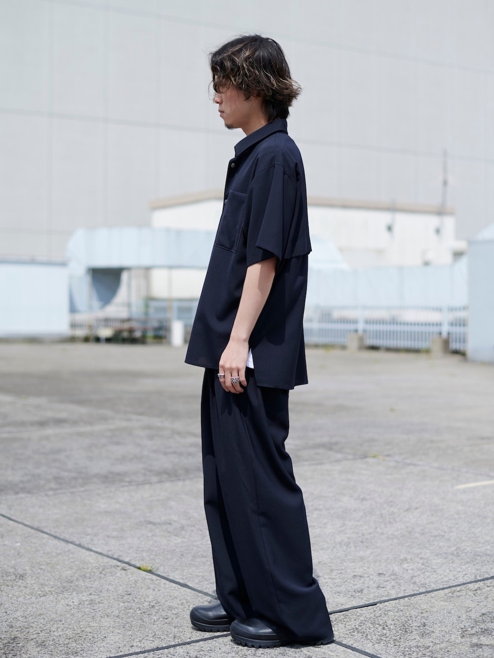 その他のシャツ/ブラウスを着用したメンズの春コーディネートの2枚目の写真