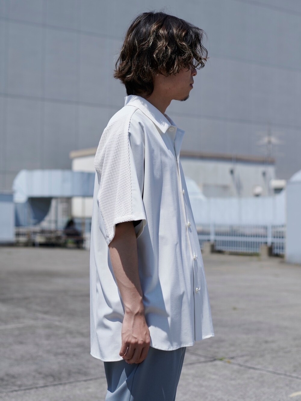 ホワイト系のシャツ/ブラウスを着用したメンズの春コーディネートの2枚目の写真