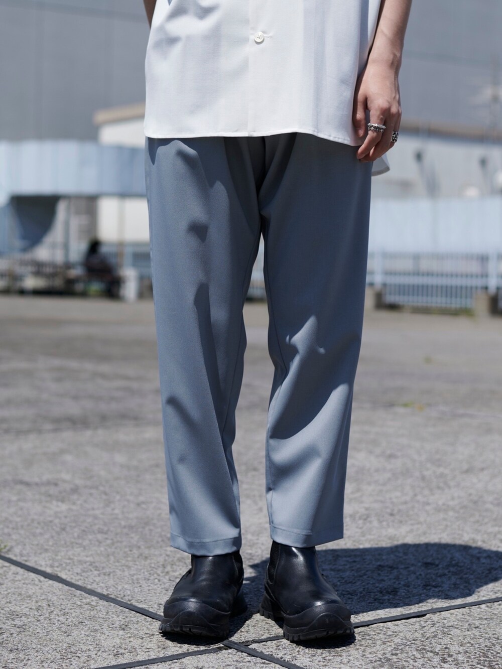 グレー系のスラックスを着用したメンズの夏コーディネートの4枚目の写真