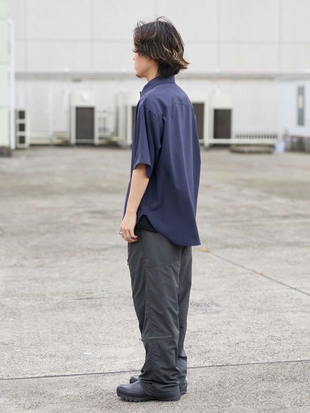 その他のシャツ/ブラウスを着用したメンズの春コーディネートの2枚目の写真