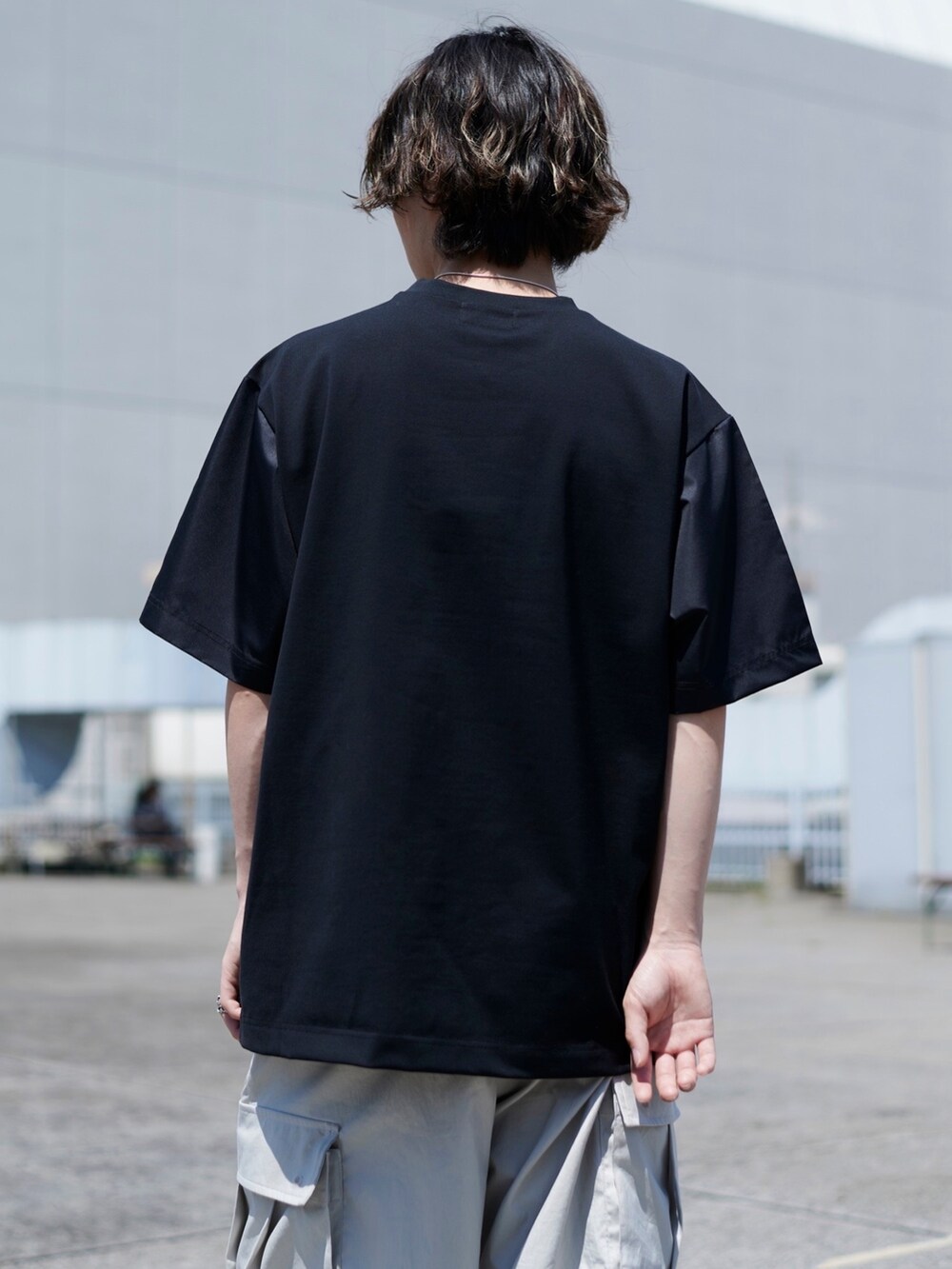 ブラック系のTシャツ/カットソーを着用したメンズの春コーディネートの4枚目の写真