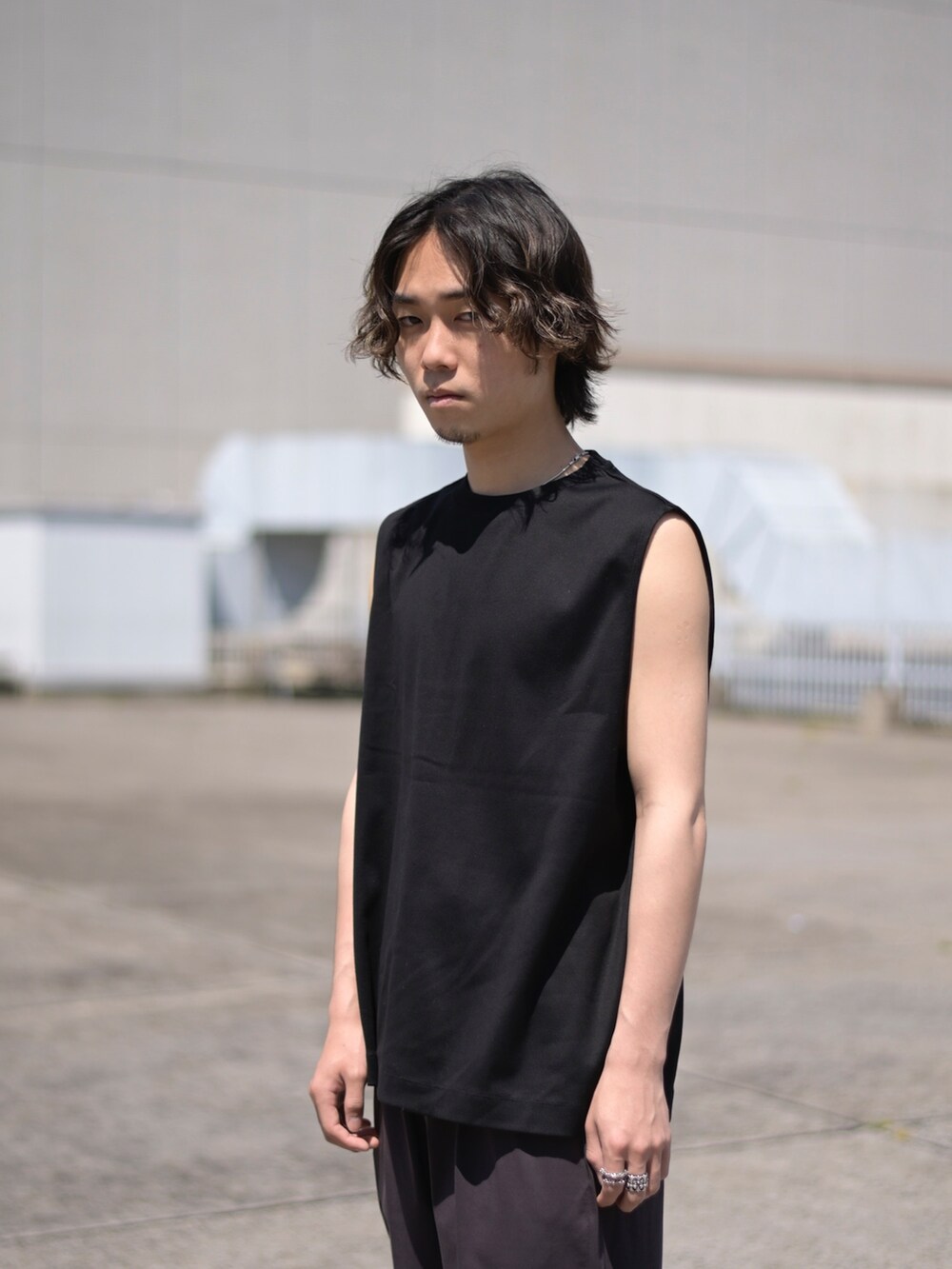 ブラウン系のスラックスを着用したメンズの春コーディネートの5枚目の写真