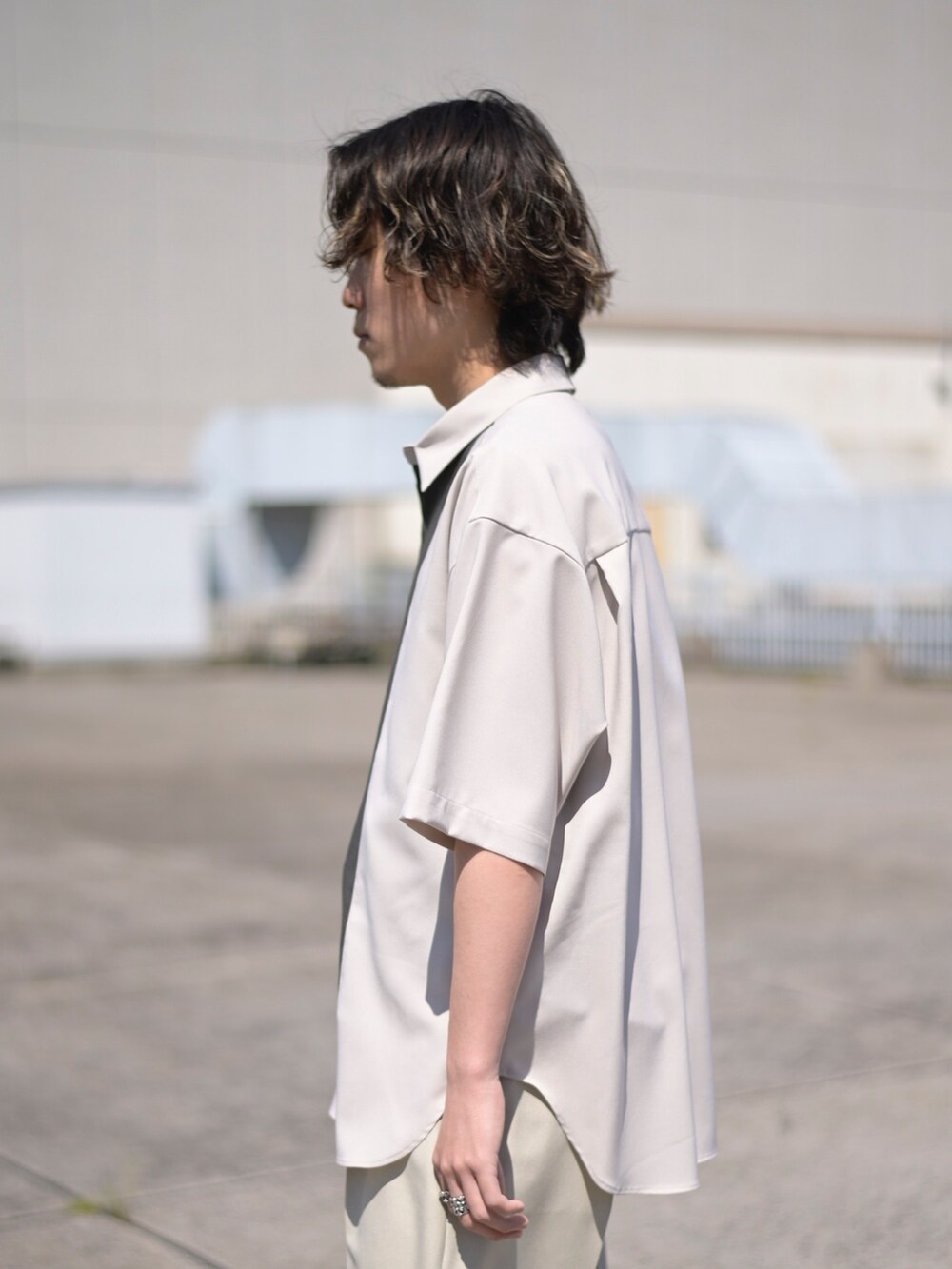 ベージュ系のシャツ/ブラウスを着用したメンズの春コーディネートの3枚目の写真