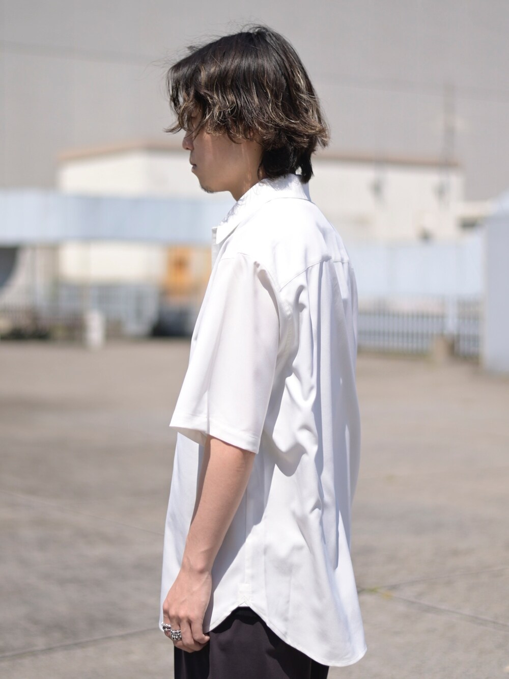 ホワイト系のシャツ/ブラウスを着用したメンズの春コーディネートの3枚目の写真