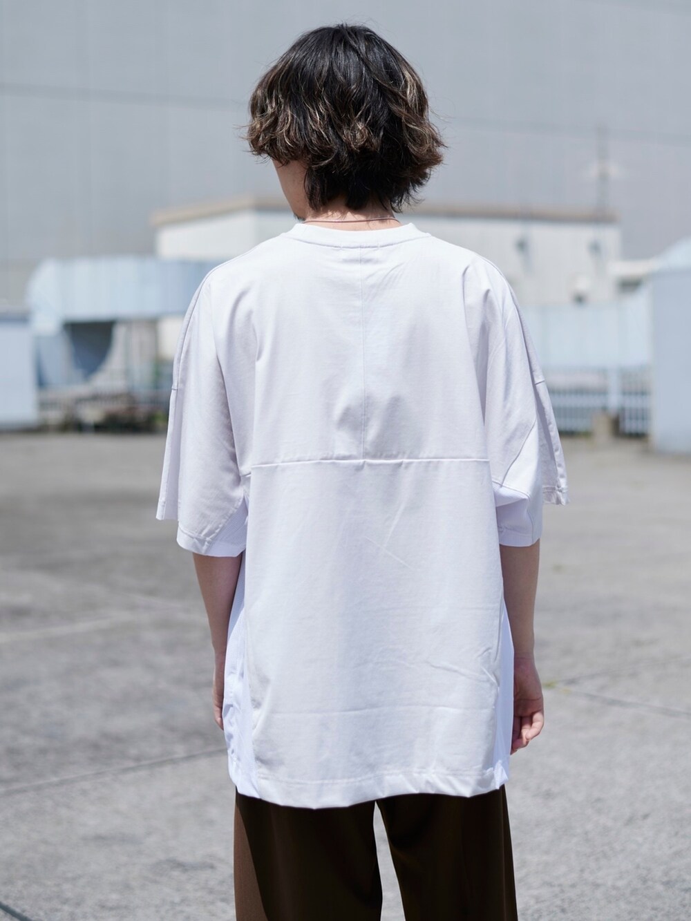 グレー系のTシャツ/カットソーを着用したメンズの春コーディネートの5枚目の写真