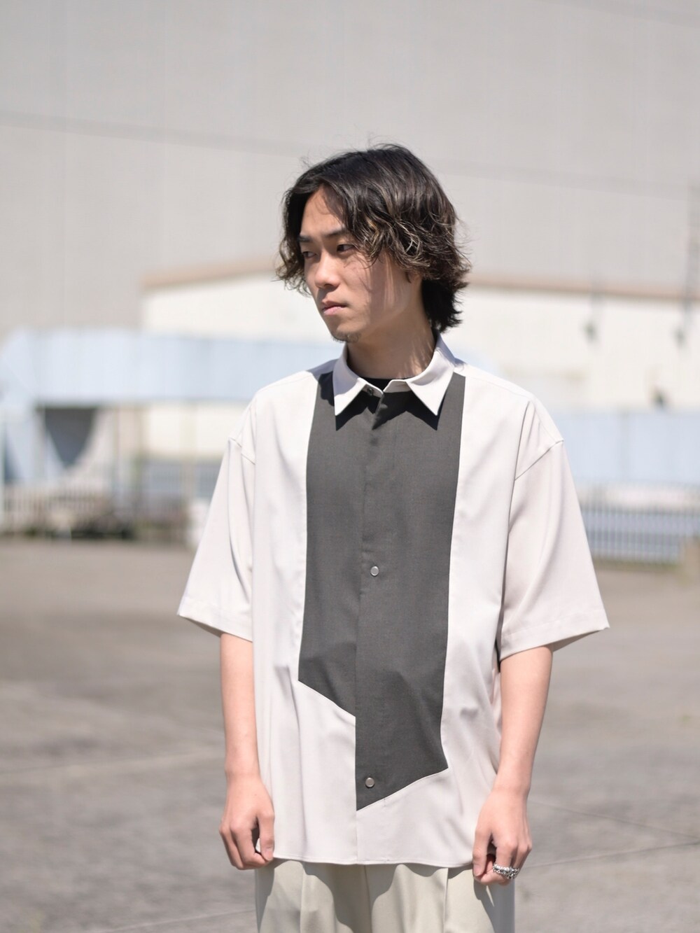 ベージュ系のシャツ/ブラウスを着用したメンズの春コーディネートの2枚目の写真