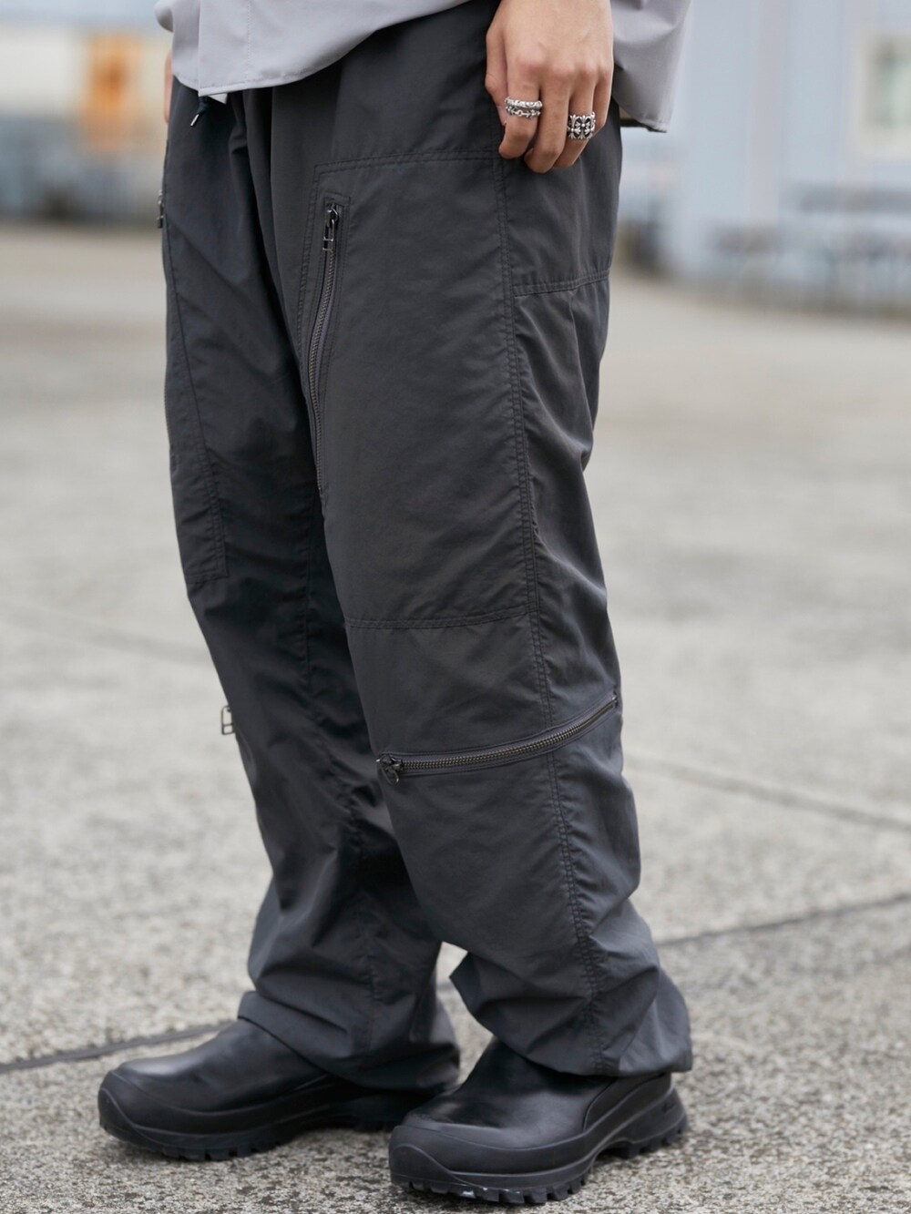 グレー系のシャツ/ブラウスを着用したメンズの春コーディネートの5枚目の写真