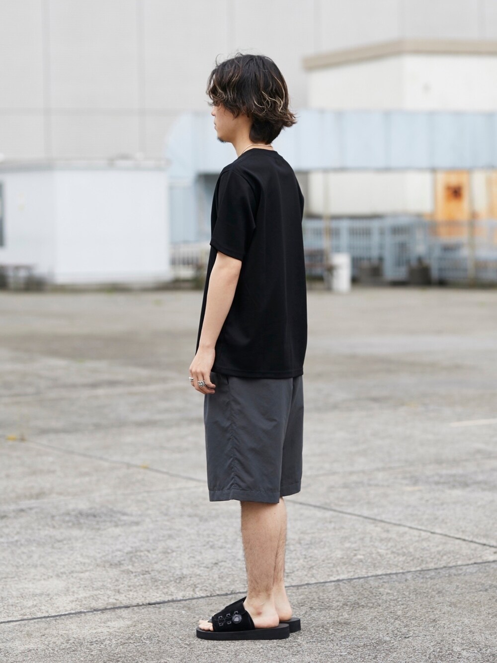 グレー系のその他パンツを着用したメンズの春コーディネートの2枚目の写真