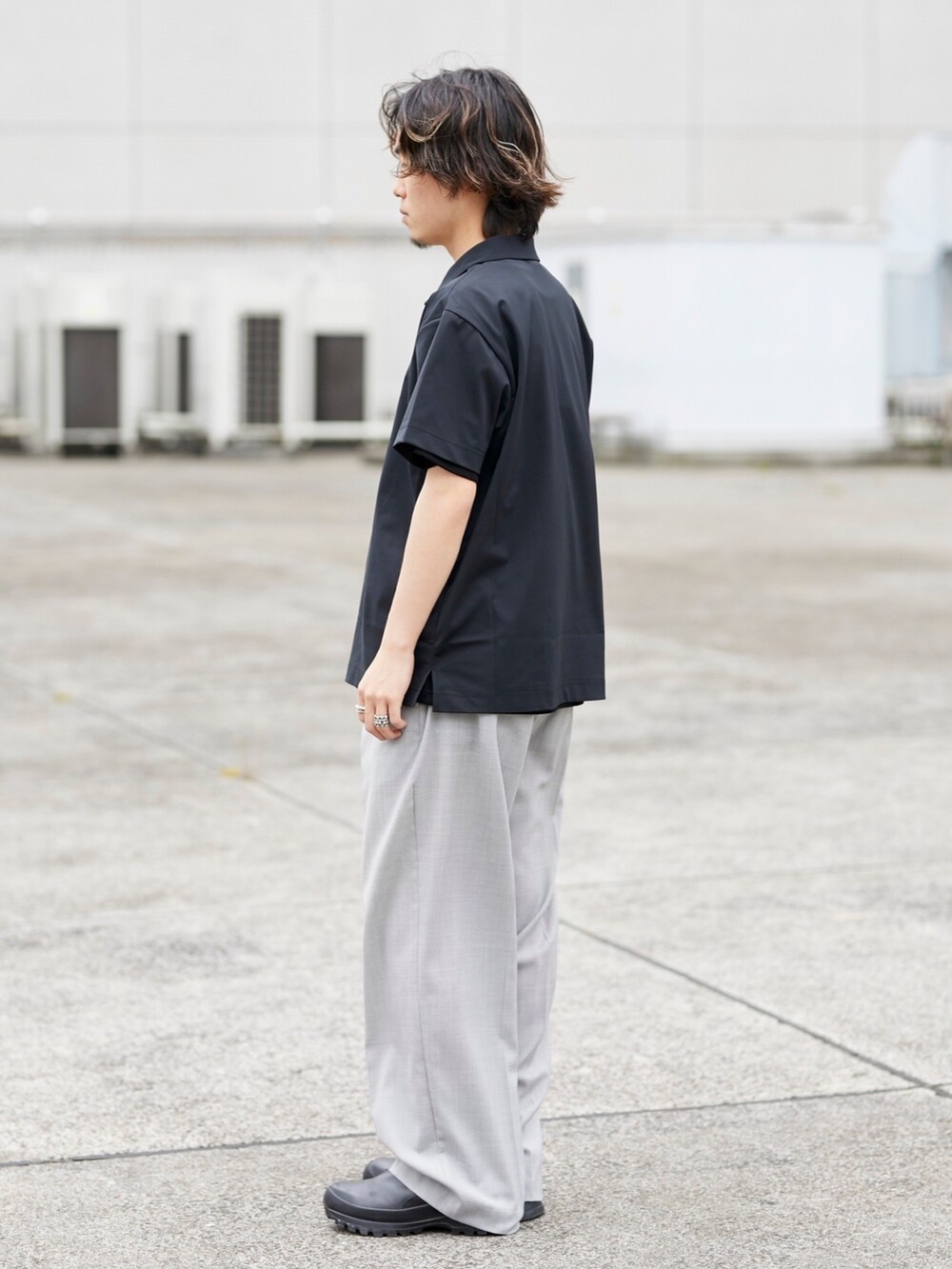 ブラック系のシャツ/ブラウスを着用したメンズの春コーディネートの2枚目の写真