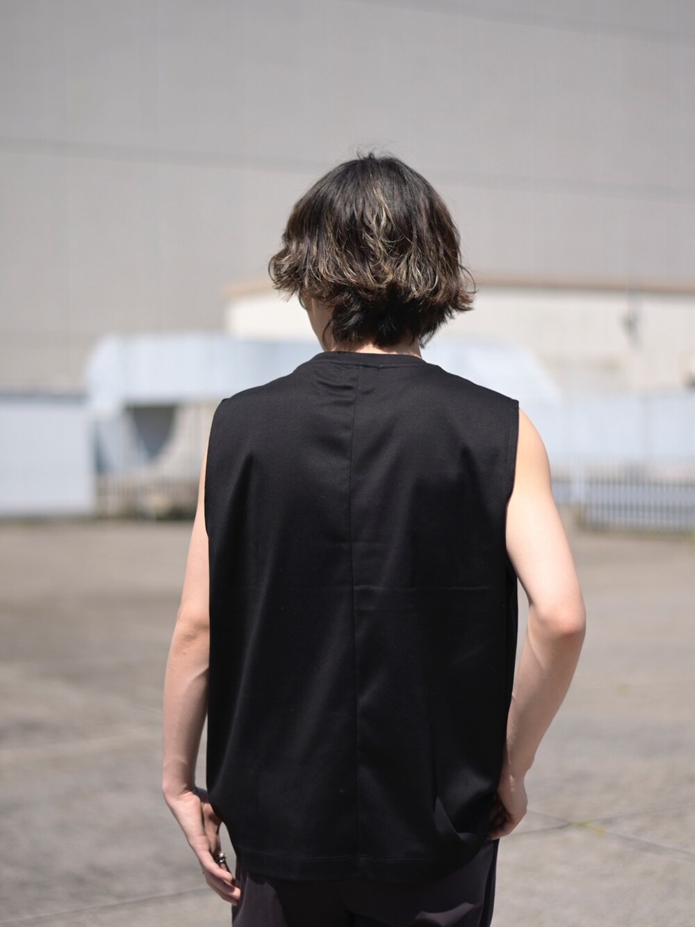 ブラウン系のスラックスを着用したメンズの春コーディネートの3枚目の写真