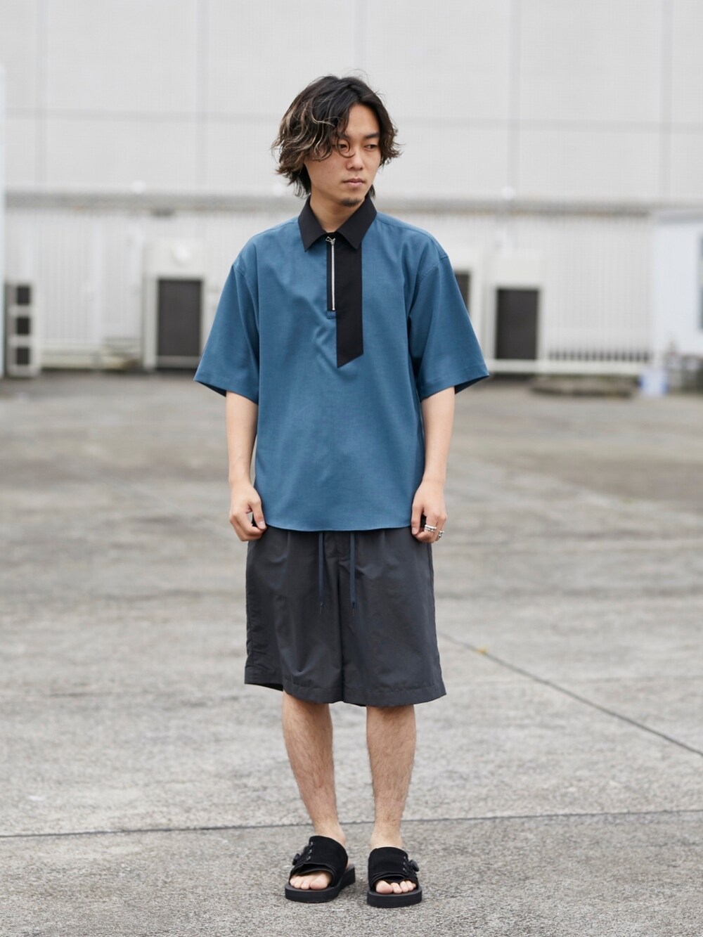 ブルー系のシャツ/ブラウスを着用したメンズの春コーディネートの2枚目の写真