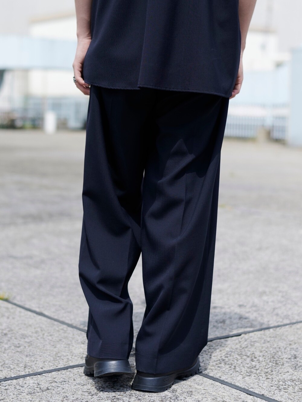 その他のスラックスを着用したメンズの春コーディネートの4枚目の写真