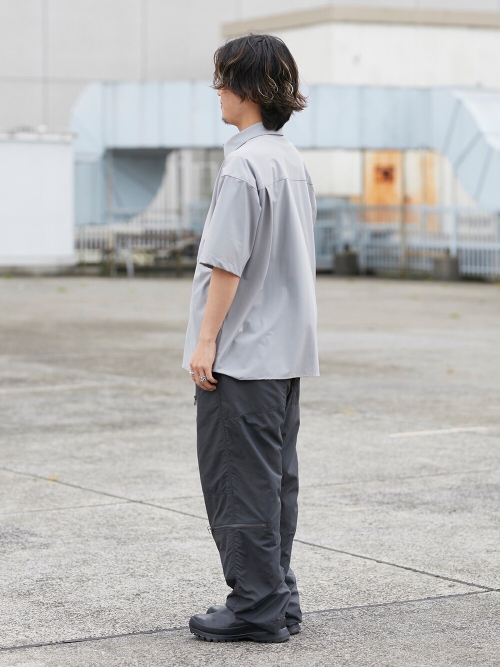 グレー系のシャツ/ブラウスを着用したメンズの春コーディネートの2枚目の写真