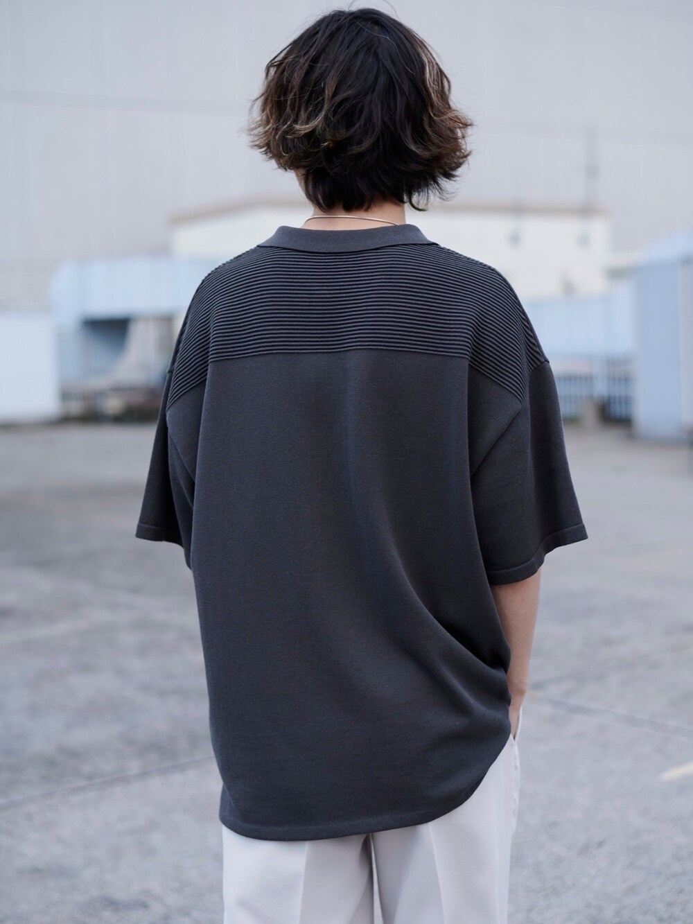 グレー系のポロシャツを着用したメンズの春コーディネートの5枚目の写真