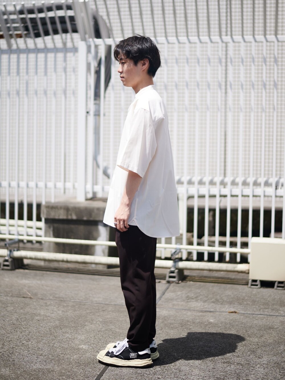 ホワイト系のシャツ/ブラウスを着用したメンズの夏コーディネートの2枚目の写真