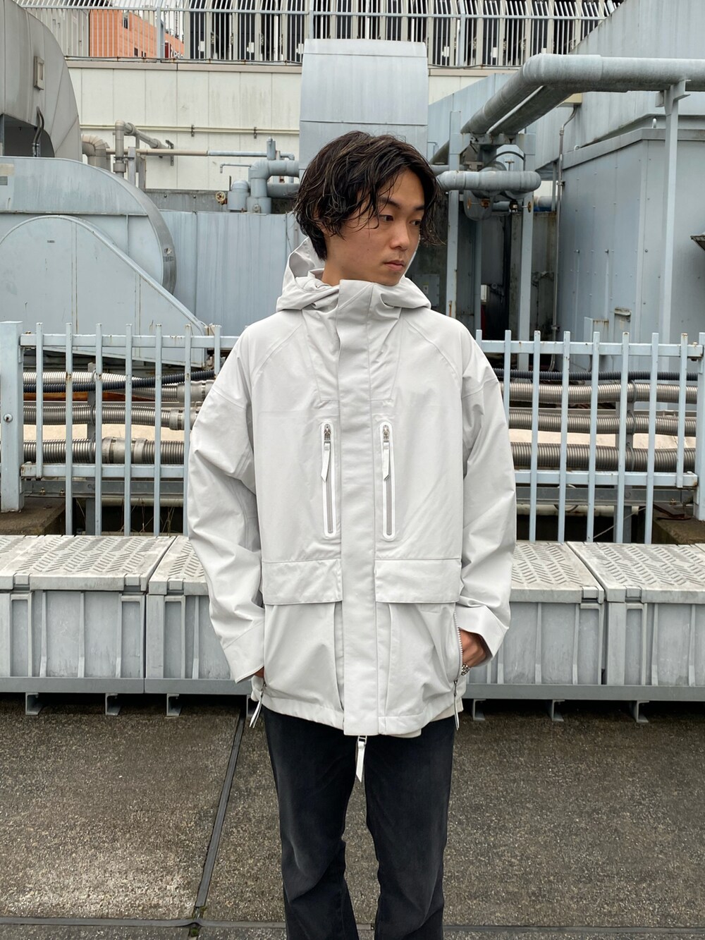 ホワイト系のブルゾンを着用したメンズの秋コーディネートの3枚目の写真