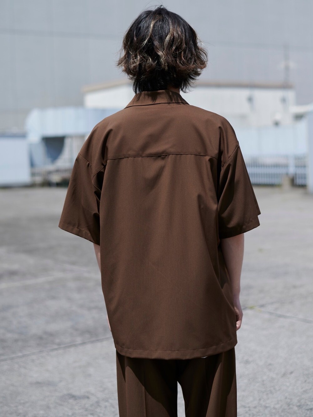 ブラウン系のテーラードジャケットを着用したメンズの春コーディネートの4枚目の写真