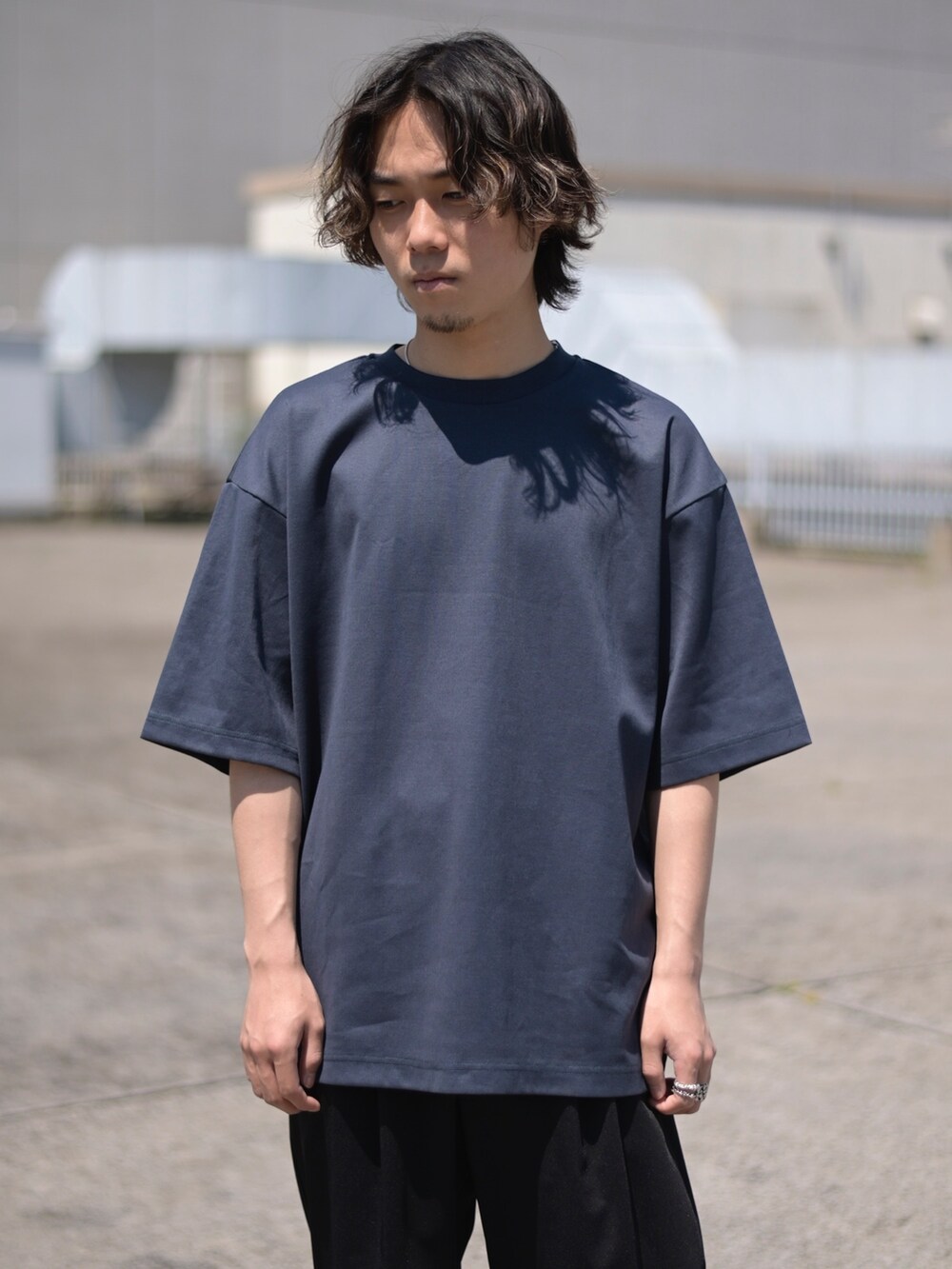 ブルー系のTシャツ/カットソーを着用したメンズの春コーディネートの3枚目の写真