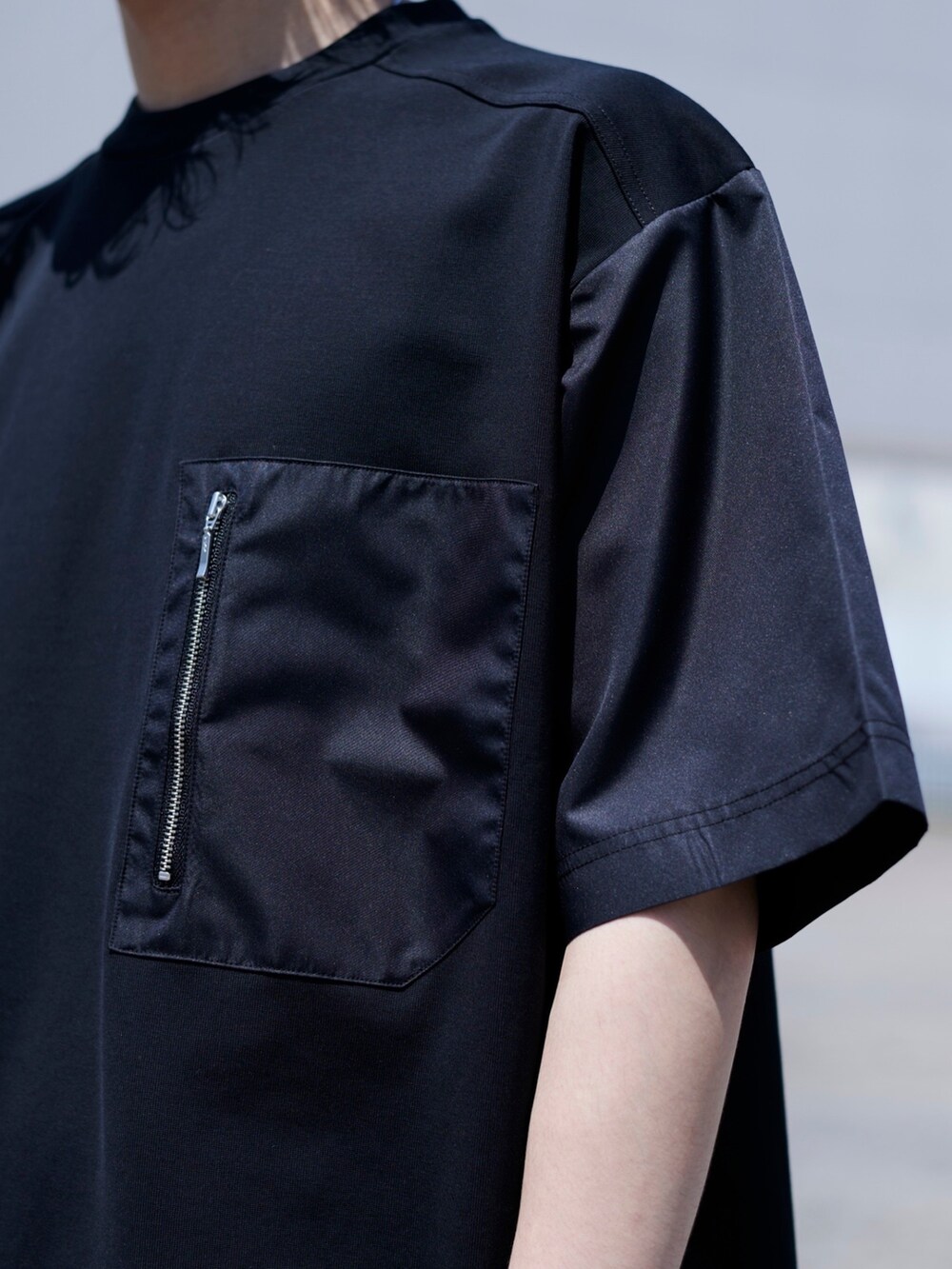 ブラック系のTシャツ/カットソーを着用したメンズの春コーディネートの5枚目の写真