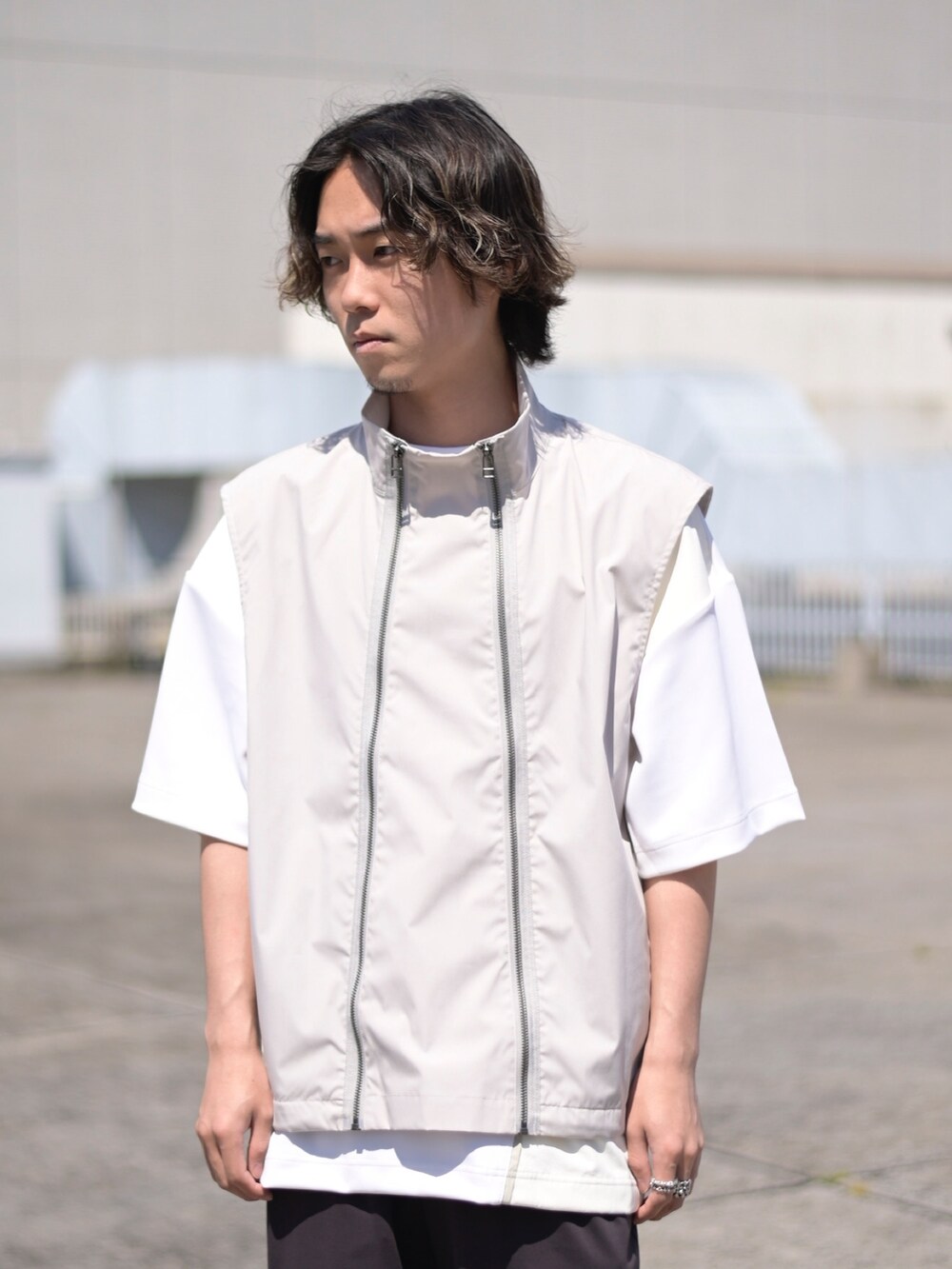 ベージュ系のベストを着用したメンズの春コーディネートの2枚目の写真