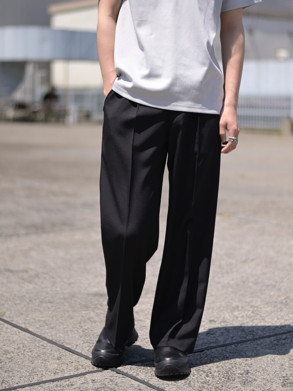 グリーン系のTシャツ/カットソーを着用したメンズの春コーディネートの3枚目の写真