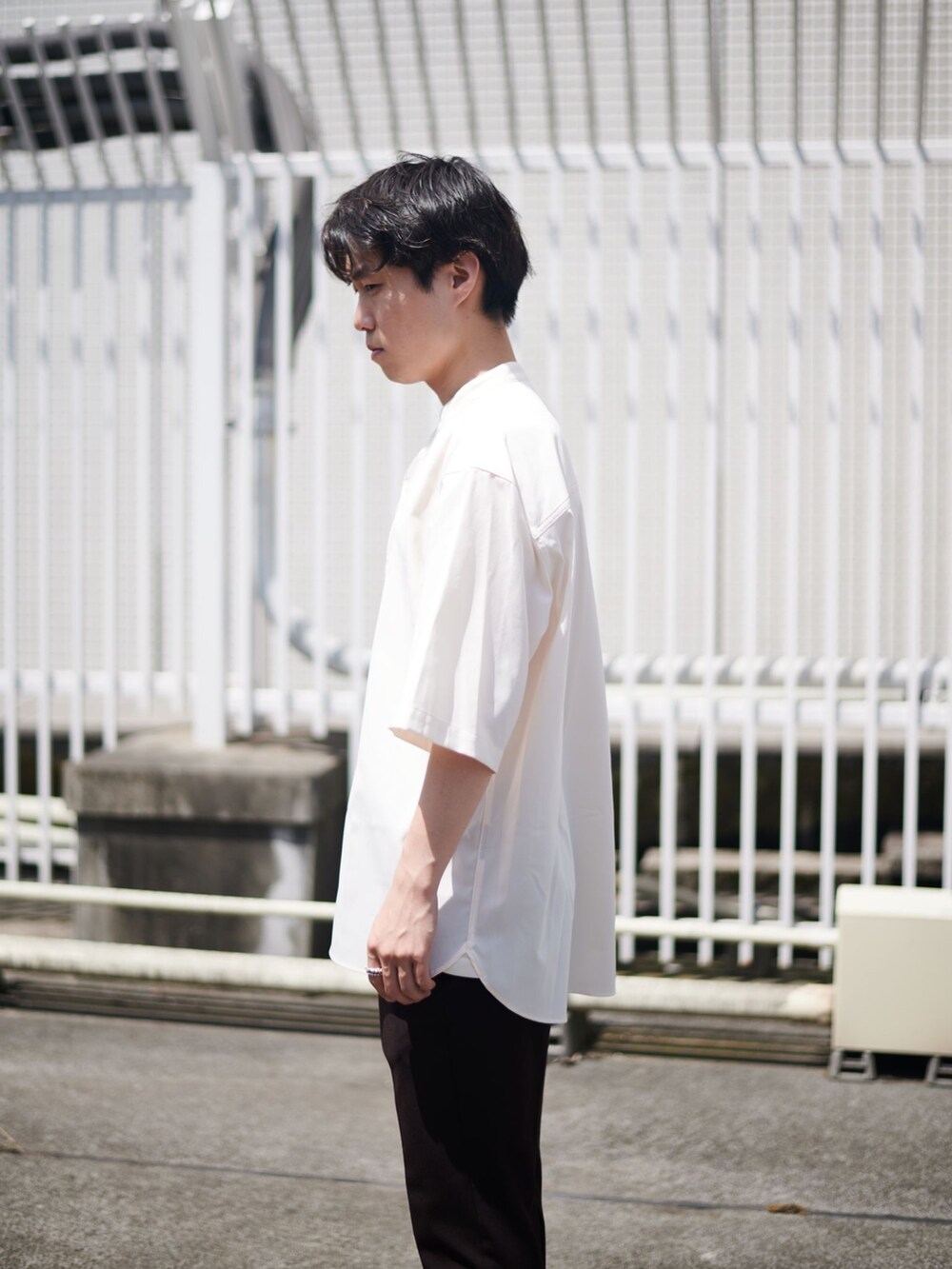 ホワイト系のシャツ/ブラウスを着用したメンズの夏コーディネートの4枚目の写真