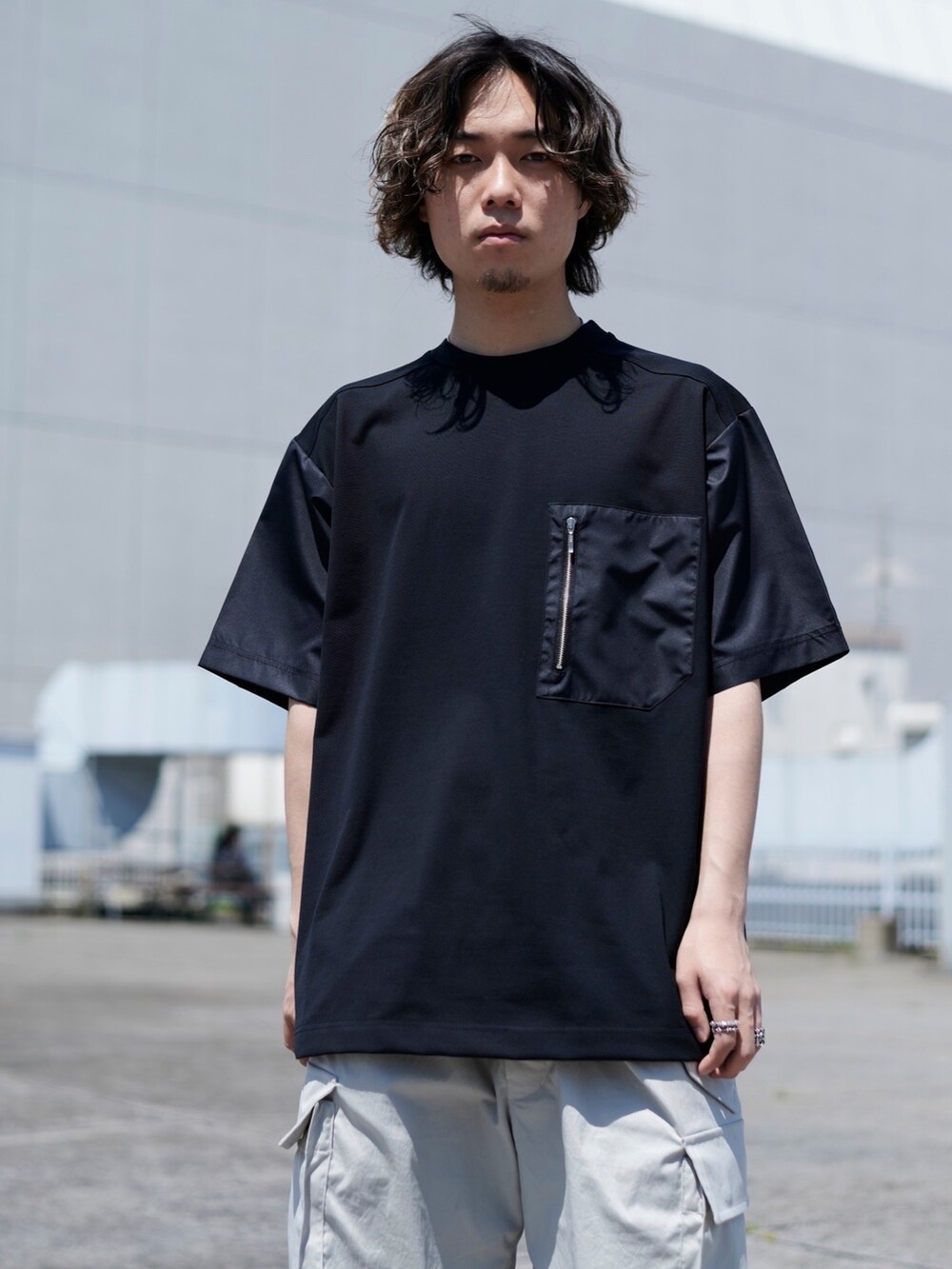 ブラック系のTシャツ/カットソーを着用したメンズの春コーディネートの2枚目の写真