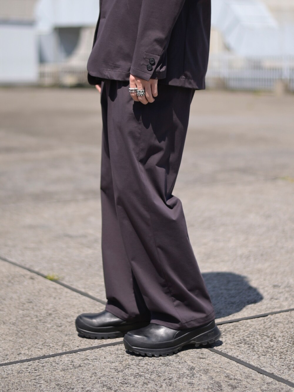 ブラウン系のテーラードジャケット、ブラウン系のスラックスを着用したメンズの春コーディネートの4枚目の写真