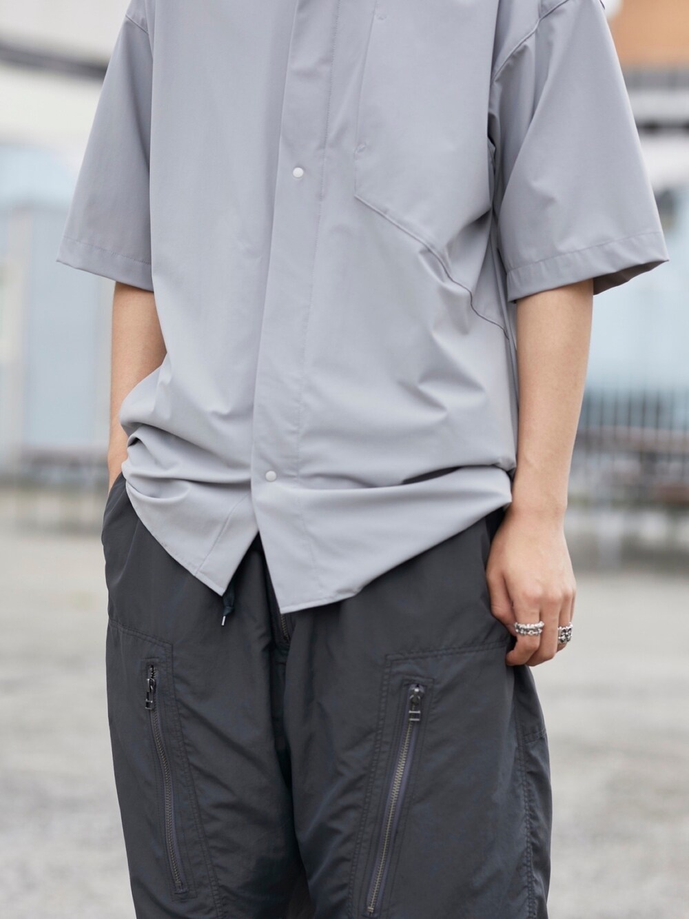 グレー系のシャツ/ブラウスを着用したメンズの春コーディネートの4枚目の写真