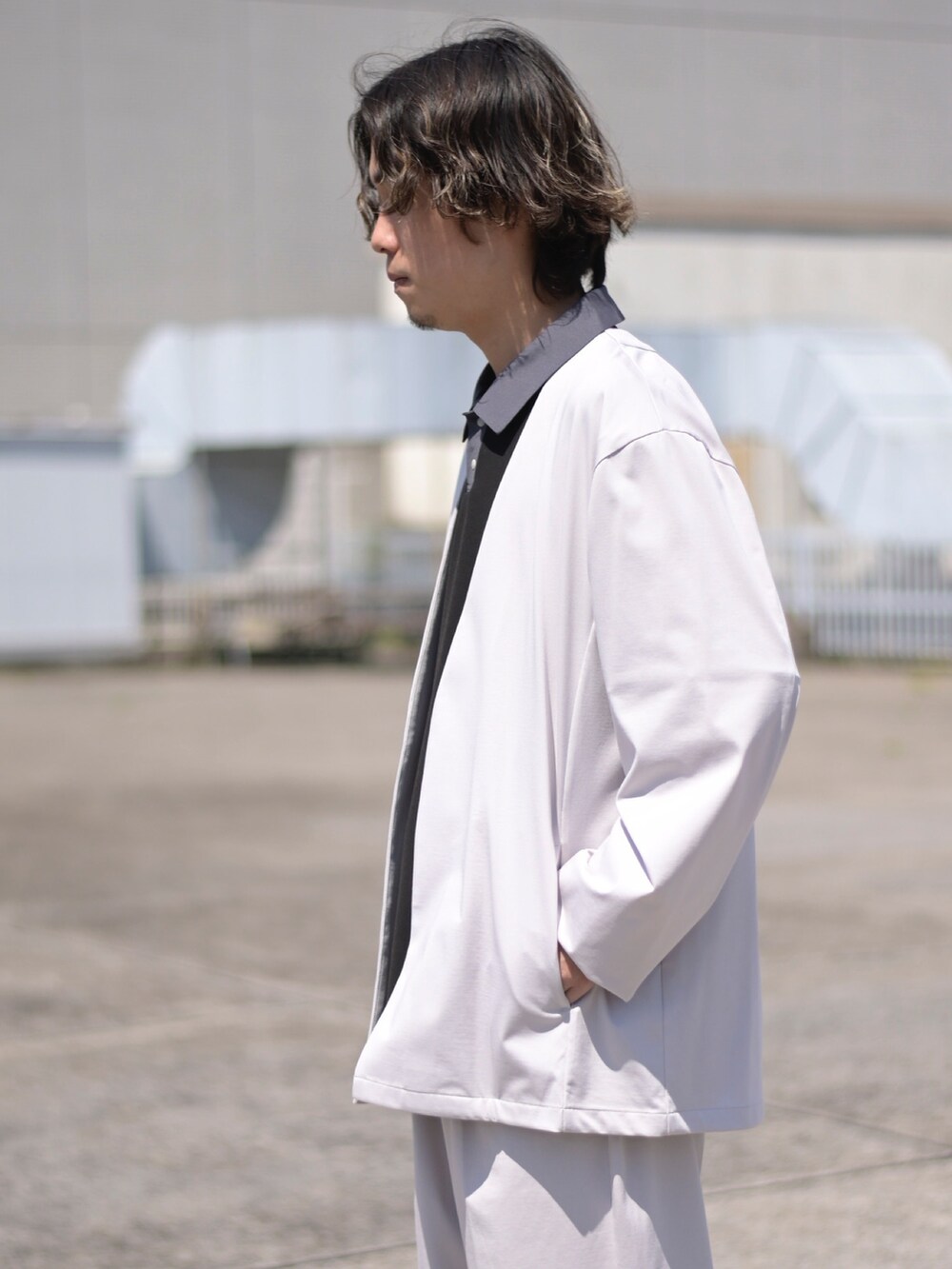 グレー系のカーディガン/ボレロ、グレー系のスラックスを着用したメンズの春コーディネートの3枚目の写真